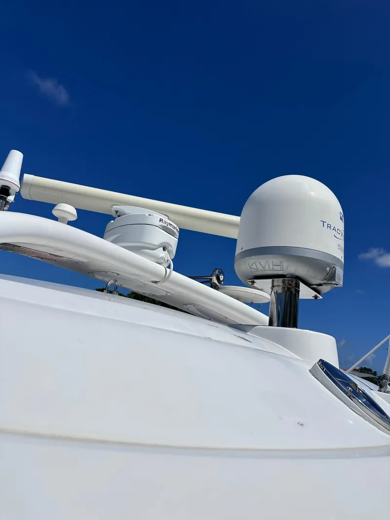 Slide: The Image of 2008 Four Winns V458 yacht radar and satellite equipment against clear blue sky. - 49