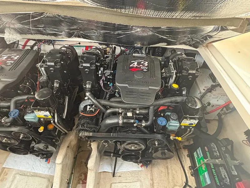 Slide: The Image of Twin MerCruiser 4.3 MPI engines in a 2007 Sea Ray 280 Sundancer boat. - 22