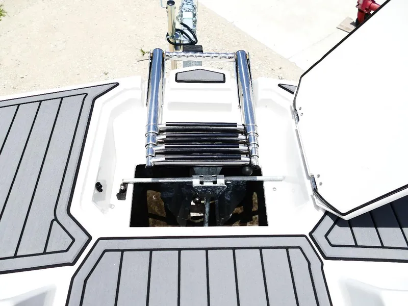 Slide: The Image of 2021 Starcraft SVX 211 OB boat ladder and deck detail. - 33