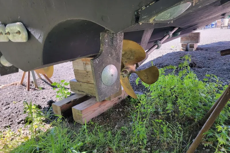 Slide: The Image of Propeller and hull of 1995 Tiara Yachts 3100 Open, supported on blocks. - 29