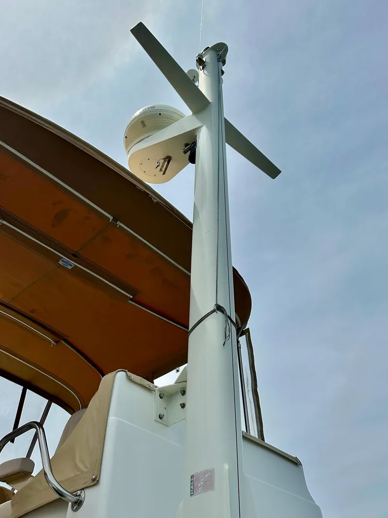 Slide: The Image of 2002 Sabreline 36 Flybridge boat mast and radar against a clear sky. - 29