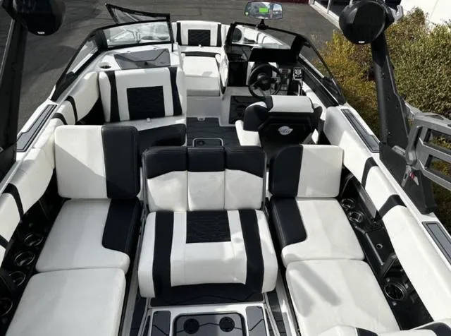 Slide: The Image of Malibu Wakesetter 23 MXZ 2025 - 10