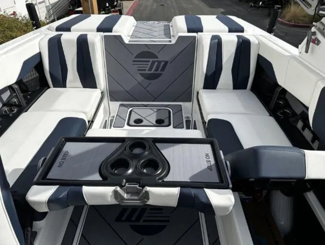 Slide: The Image of Malibu Wakesetter 22 LSV 2025 - 10