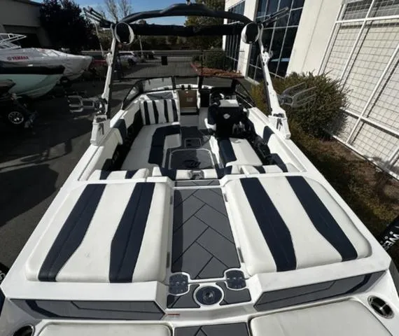 Slide: The Image of Malibu Wakesetter 22 LSV 2025 - 5