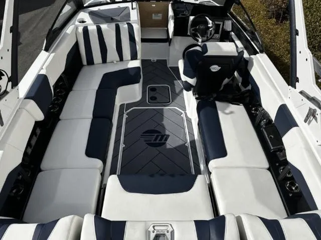 Slide: The Image of Malibu Wakesetter 22 LSV 2025 - 6