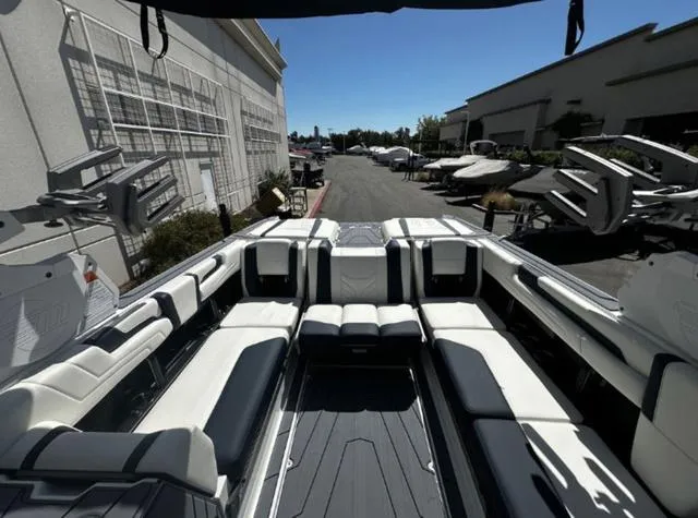 Slide: The Image of Malibu Wakesetter 25 LSV 2025 - 10