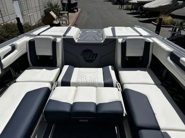 Slide: The Image of Malibu Wakesetter 25 LSV 2025 - 11