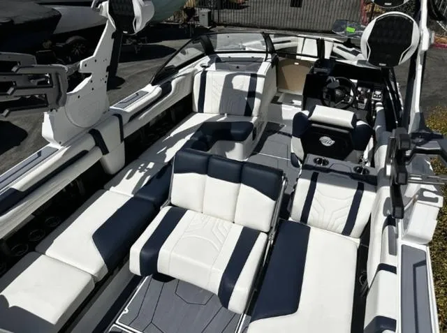 Slide: The Image of Malibu Wakesetter 25 LSV 2025 - 12