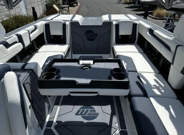 Slide: The Image of Malibu Wakesetter 25 LSV 2025 - 13
