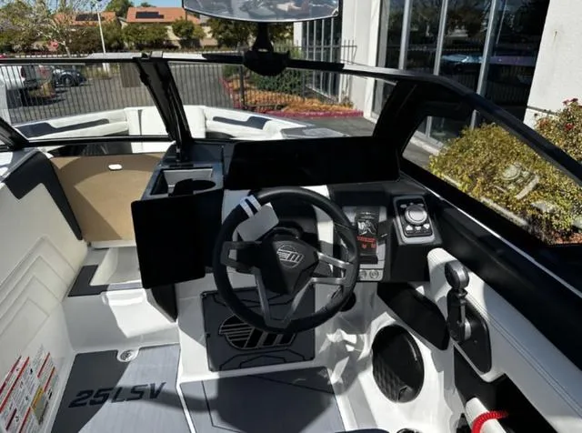 Slide: The Image of Malibu Wakesetter 25 LSV 2025 - 15