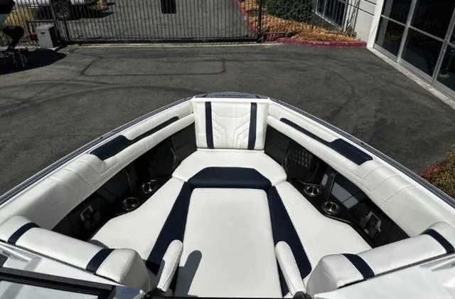 Slide: The Image of Malibu Wakesetter 25 LSV 2025 - 16