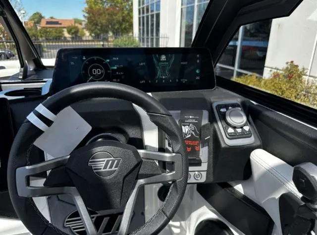 Slide: The Image of Malibu Wakesetter 25 LSV 2025 - 17