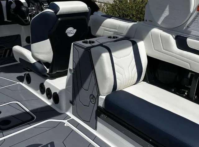 Slide: The Image of Malibu Wakesetter 25 LSV 2025 - 18