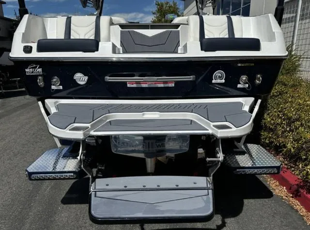 Slide: The Image of Malibu Wakesetter 25 LSV 2025 - 19