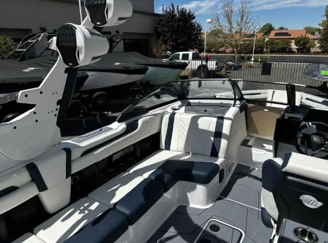 Slide: The Image of Malibu Wakesetter 25 LSV 2025 - 7