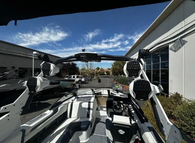 Slide: The Image of Malibu Wakesetter 25 LSV 2025 - 9