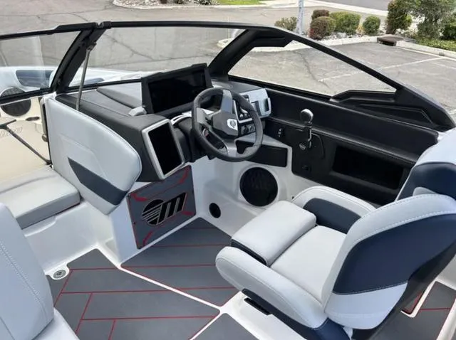 Slide: The Image of Malibu Wakesetter 25 LSV 2024 - 4