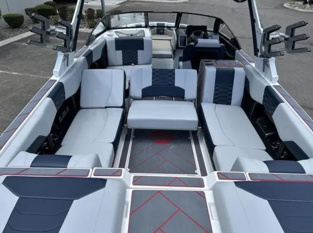 Slide: The Image of Malibu Wakesetter 25 LSV 2024 - 6