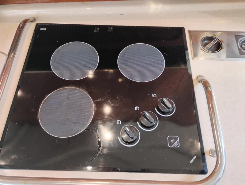 Slide: The Image of Electric stovetop with four burners on a 1999 Sea Ray 400 Sundancer yacht. - 32