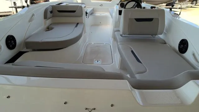 Slide: The Image of Hurricane SunDeck Sport 205 OB 2025 - 11