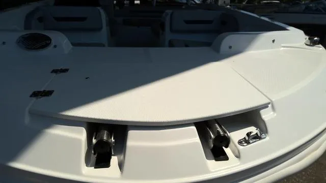 Slide: The Image of Hurricane SunDeck Sport 205 OB 2025 - 4