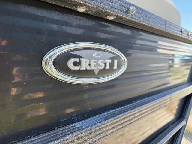 Slide: The Image of 2018 Crest I 220 SLC boat emblem on a textured surface. - 10
