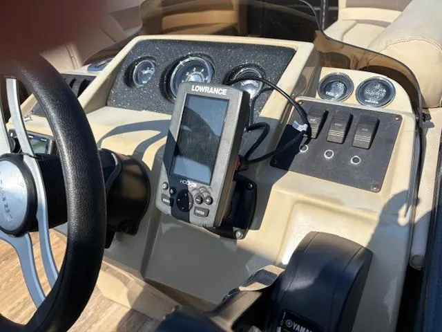 Slide: The Image of Dashboard of 2018 Crest I 220 SLC boat with Lowrance GPS and Yamaha controls. - 5