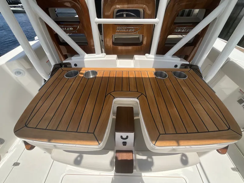 Slide: The Image of Boston Whaler 360 Outrage 2026 - 10