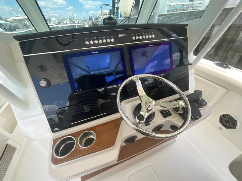 Slide: The Image of Boston Whaler 360 Outrage 2026 - 7