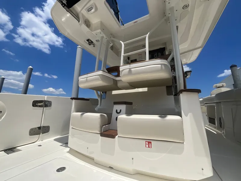 Slide: The Image of Boston Whaler 360 Outrage 2026 - 9
