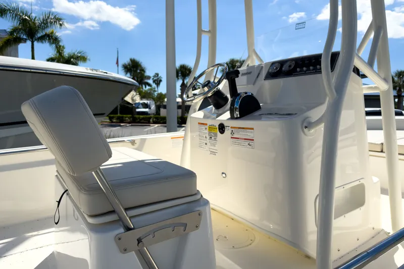 Slide: The Image of Boston Whaler 190 Montauk 2026 - 8