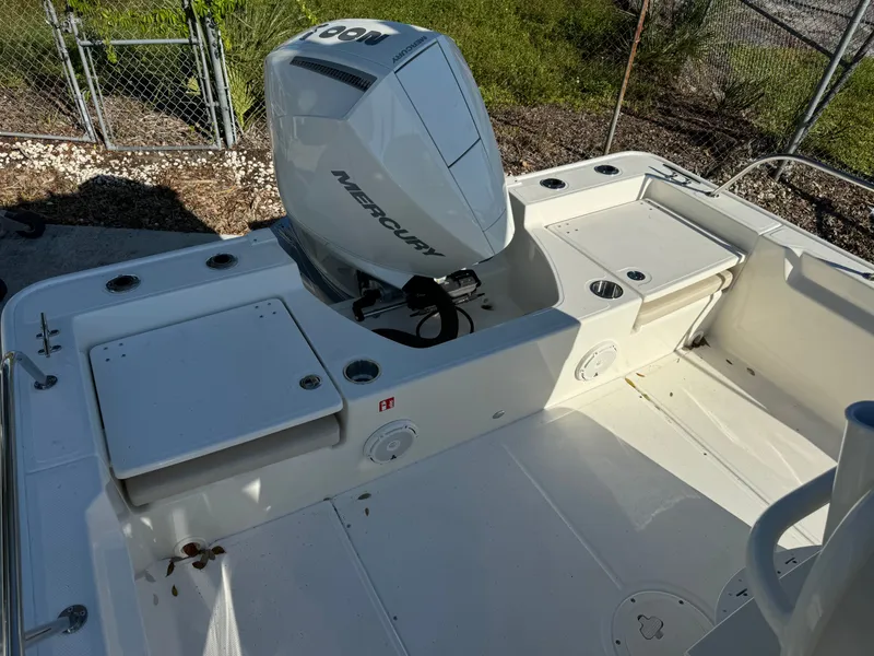 Slide: The Image of Boston Whaler 210 Montauk 2026 - 16