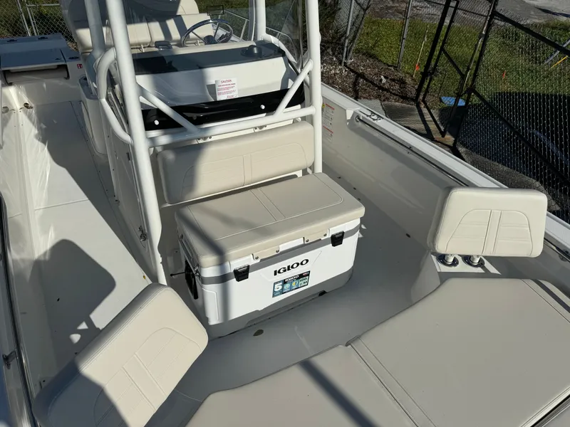 Slide: The Image of Boston Whaler 210 Montauk 2026 - 25