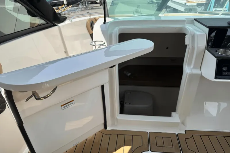 Slide: The Image of Sea Ray SDX 250 2023 - 25