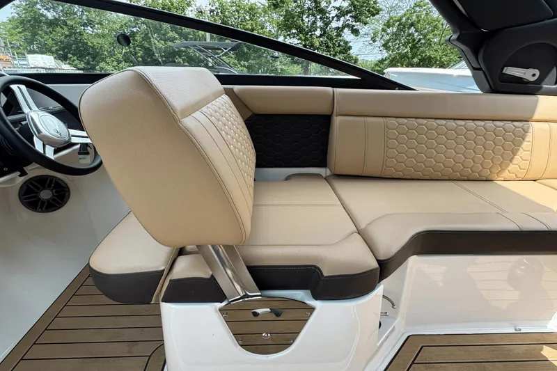 Slide: The Image of Sea Ray SDX 250 2023 - 30