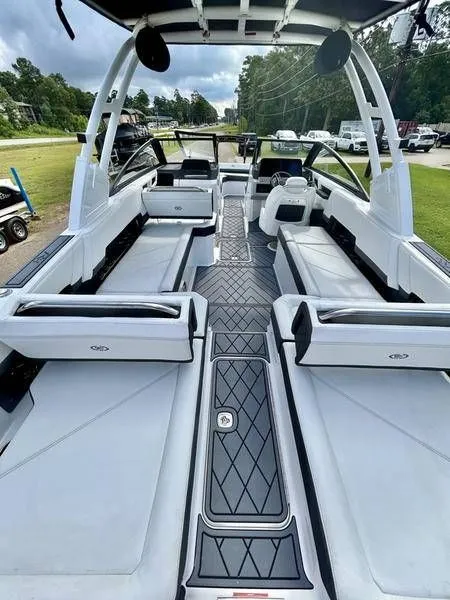 Slide: The Image of Cobalt R8 Outboard 2025 - 13