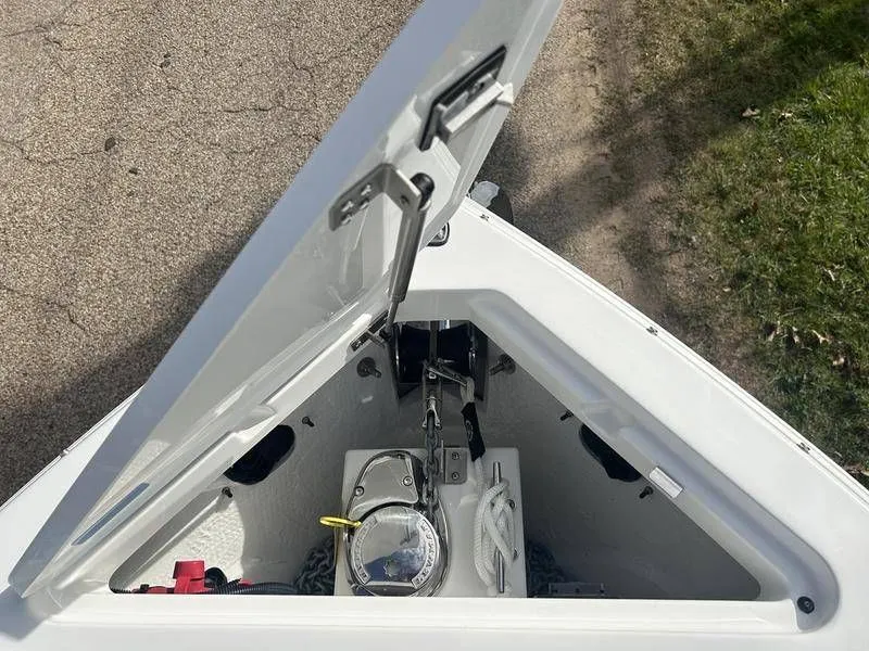 Slide: The Image of Cobalt R8 Outboard 2025 - 14