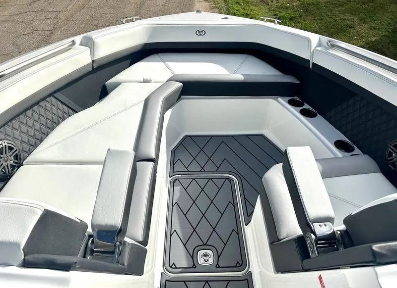 Slide: The Image of Cobalt R8 Outboard 2025 - 15