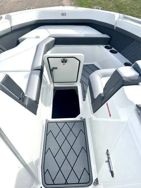 Slide: The Image of Cobalt R8 Outboard 2025 - 17