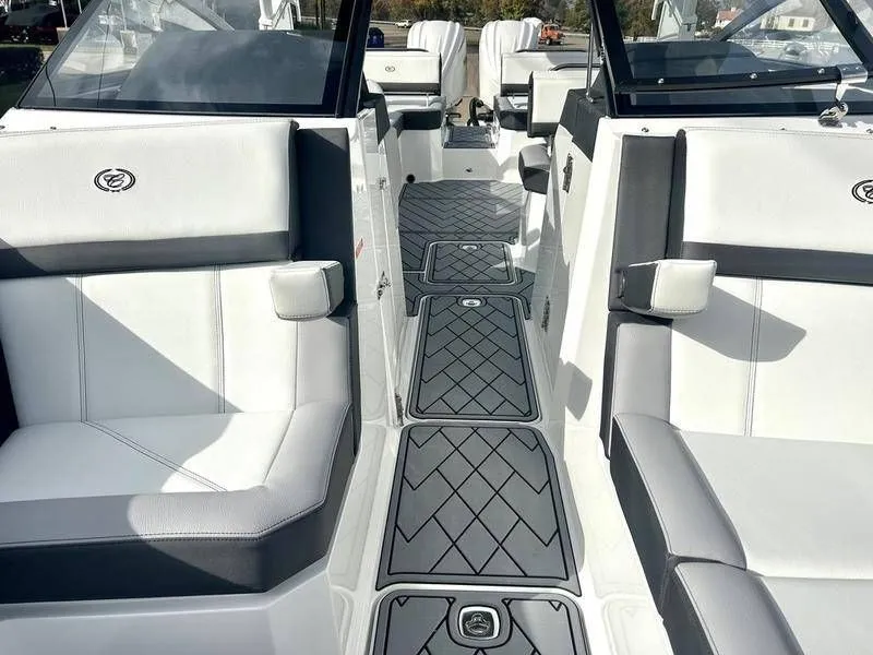 Slide: The Image of Cobalt R8 Outboard 2025 - 18