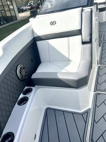 Slide: The Image of Cobalt R8 Outboard 2025 - 20