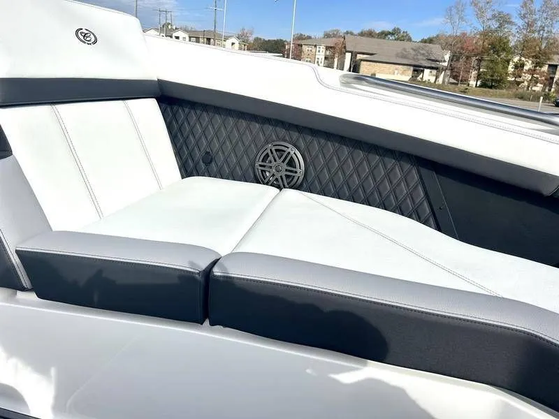 Slide: The Image of Cobalt R8 Outboard 2025 - 22