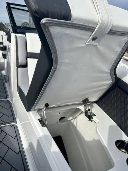 Slide: The Image of Cobalt R8 Outboard 2025 - 23