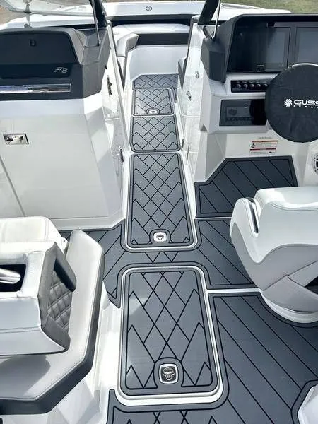 Slide: The Image of Cobalt R8 Outboard 2025 - 25