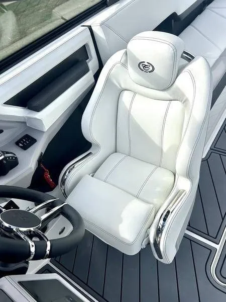 Slide: The Image of Cobalt R8 Outboard 2025 - 27