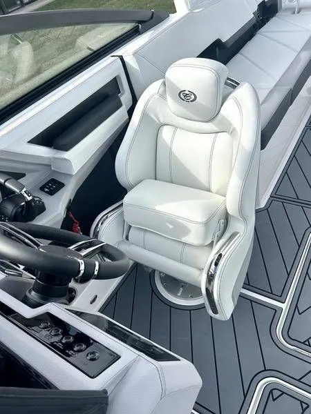 Slide: The Image of Cobalt R8 Outboard 2025 - 28