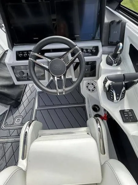 Slide: The Image of Cobalt R8 Outboard 2025 - 32