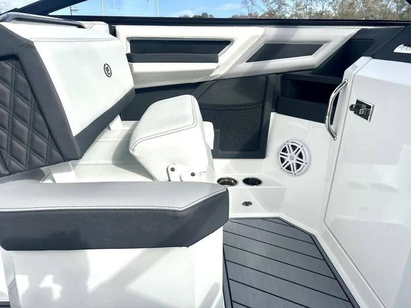 Slide: The Image of Cobalt R8 Outboard 2025 - 38