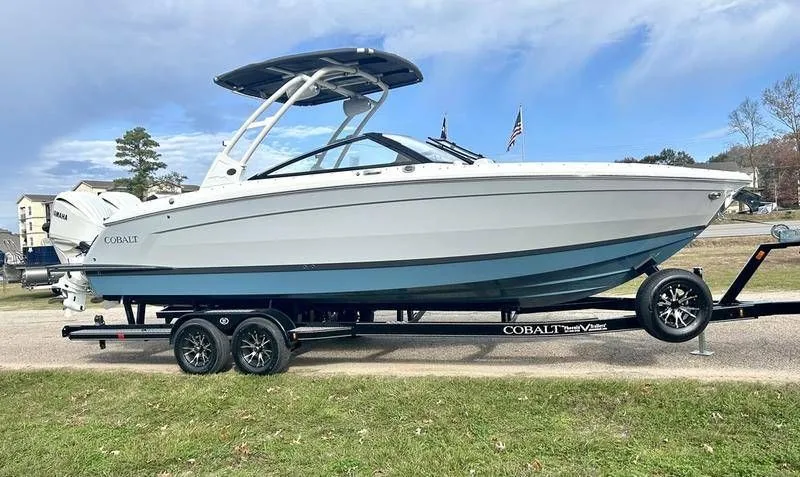 Slide: The Image of Cobalt R8 Outboard 2025 - 4