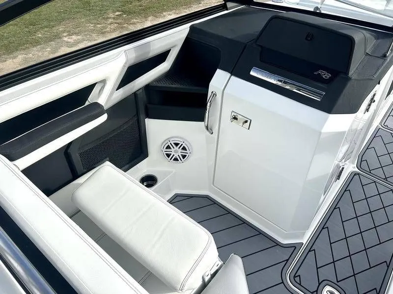 Slide: The Image of Cobalt R8 Outboard 2025 - 40